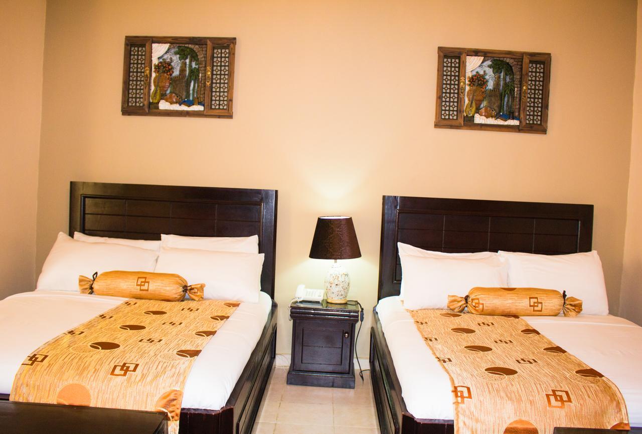 Palm Spring Resort Monrovia Exterior foto